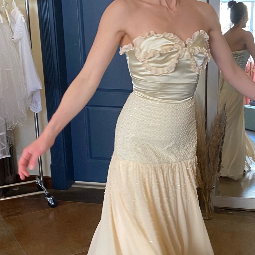 Strapless Ruffle Corset Top Wedding Dress - XS - Picture 15 of 15